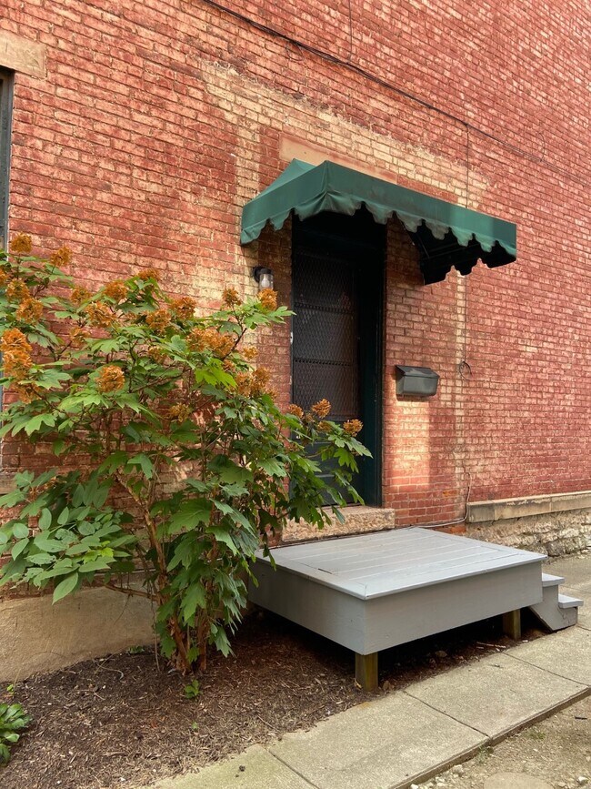 Building Photo - 625 1/2 Oak St