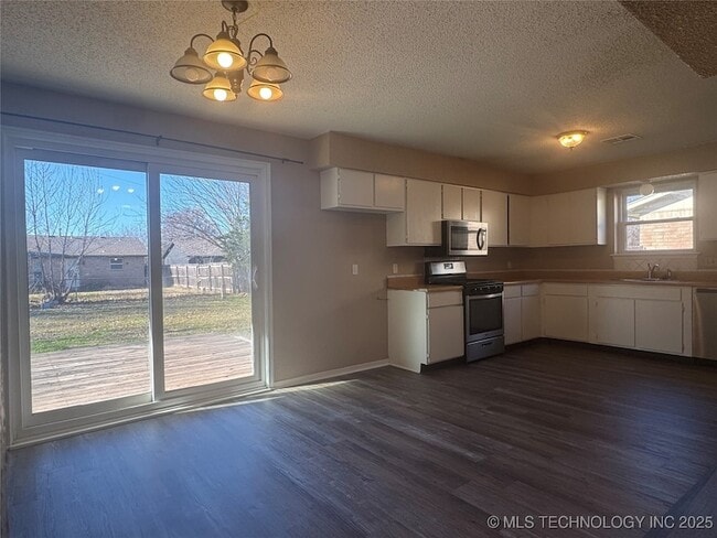 Building Photo - 13786 S Hickory St