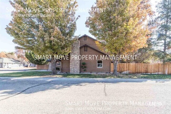 Building Photo - Lakewood 4bdrm on Quiet Dead End St. Gorge...