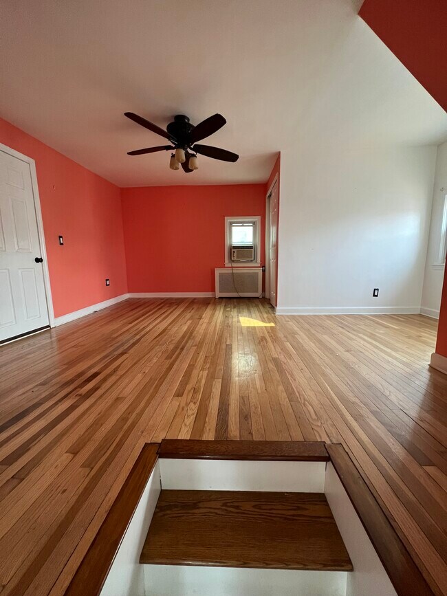 Primary bedroom - 1330 Eagle Ave