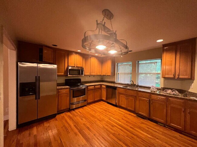 Foto del edificio - Massive 3 Bedroom 2.5 Bathroom Single-Family Home with Real Hardwood Floors and a Huge Two-Car Ga...