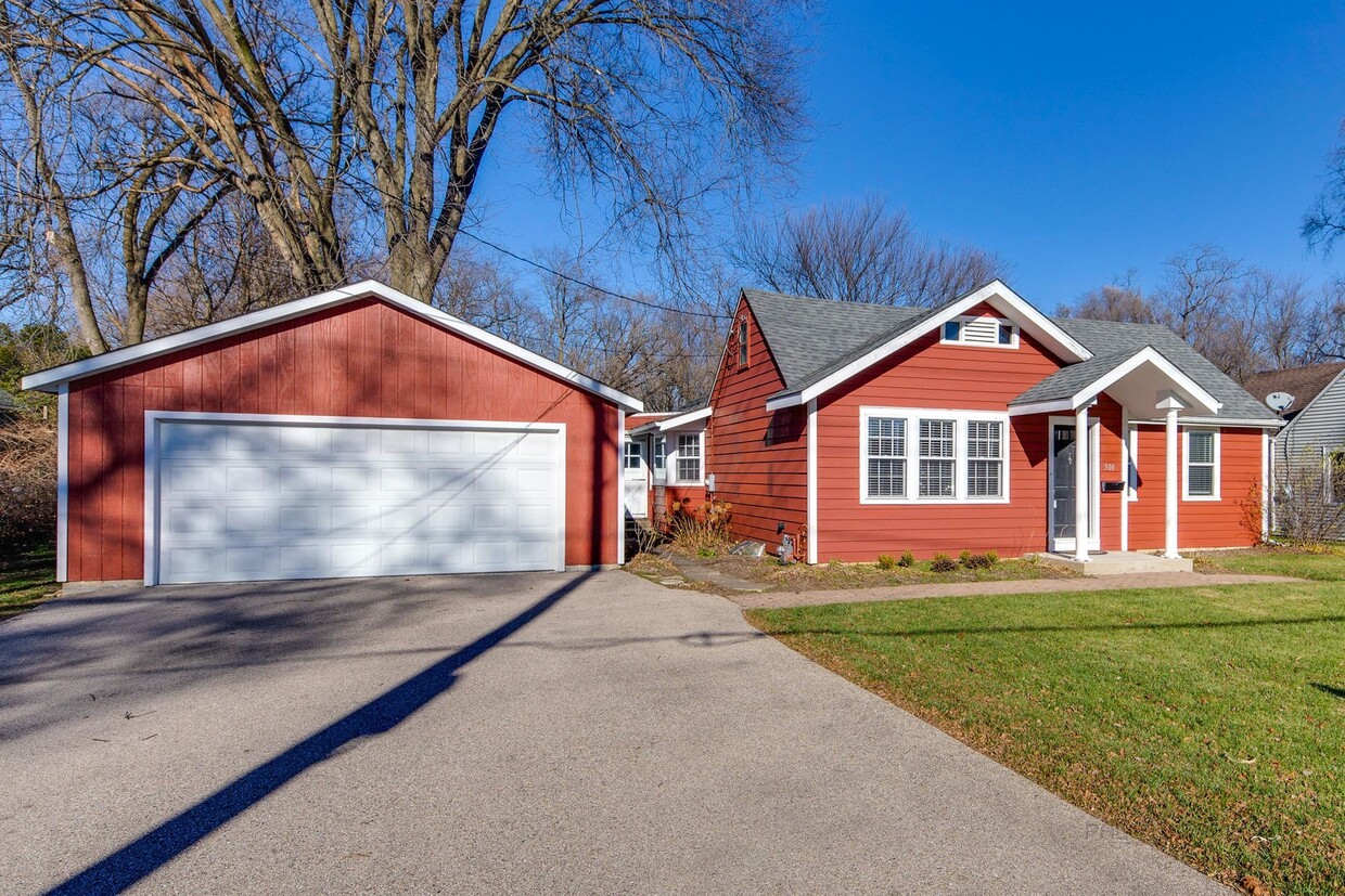 Primary Photo - 500 W Crystal Lake Ave