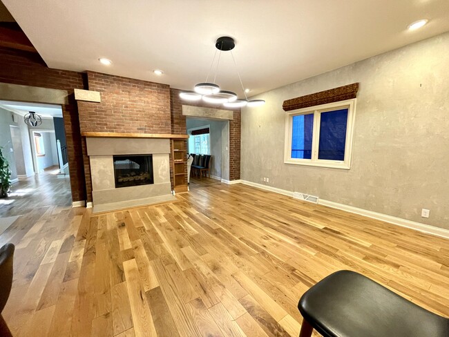 Building Photo - 3320 N Lake Dr