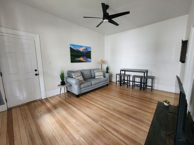 1 Bed 1 Bath right in Old Colorado City - 1 Bed 1 Bath right in Old Colorado City Townhome