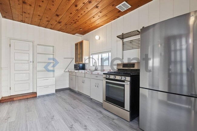 Building Photo - Unit C