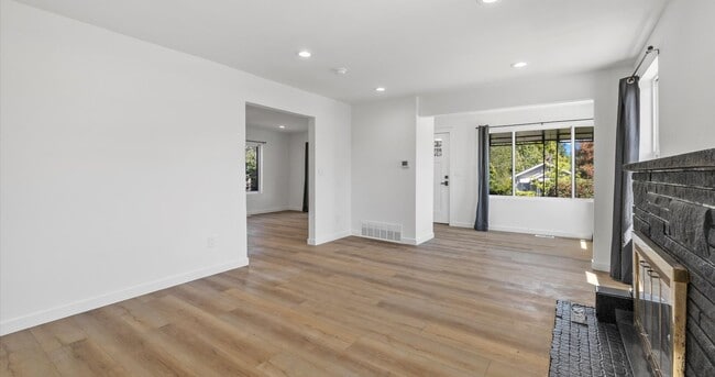 Building Photo - Remodeled 5BR Vintage Gem in Prime West Se...