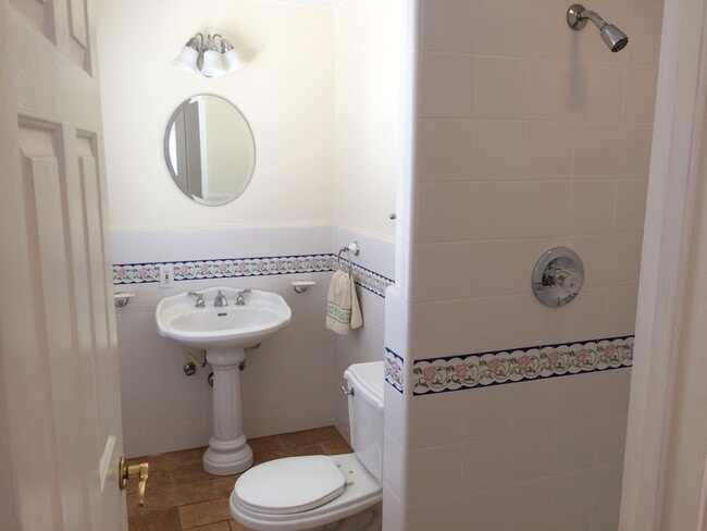 Building Photo - Great 3 Bedroom 3 Bath House in Monterey Fishermans Flats Neighborhood