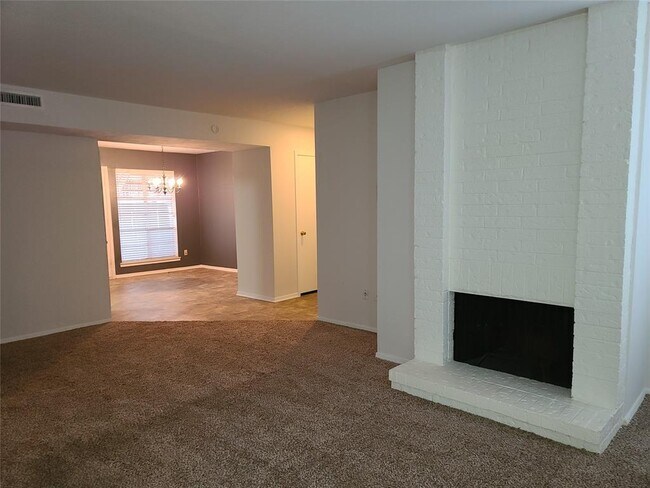 Building Photo - 10584 High Hollows Dr