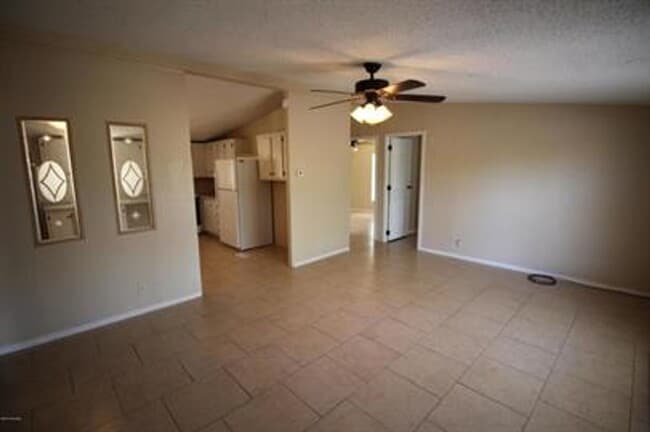 Foto del edificio - HUGE PRIVATE LOCATION 3 BEDROOM 2 BATH HOME!!
