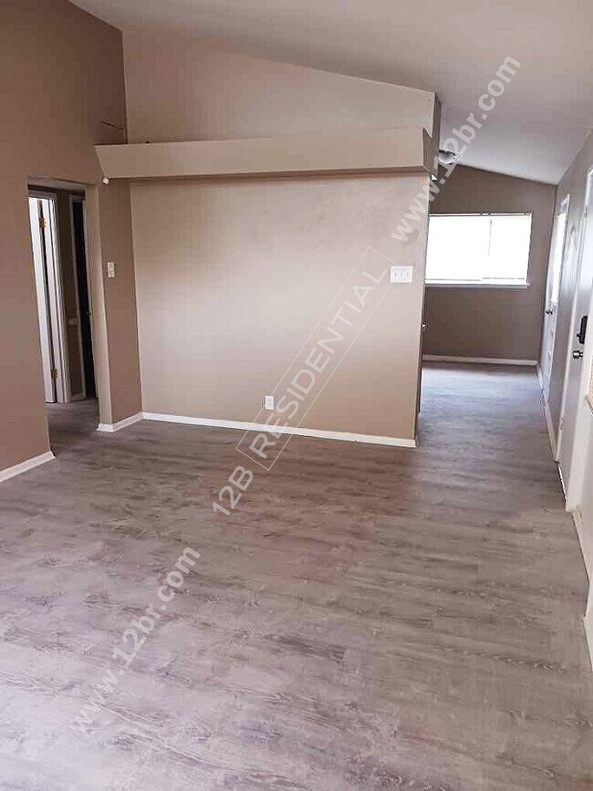 Building Photo - 2-Bedroom Upstairs Unit in St Louis