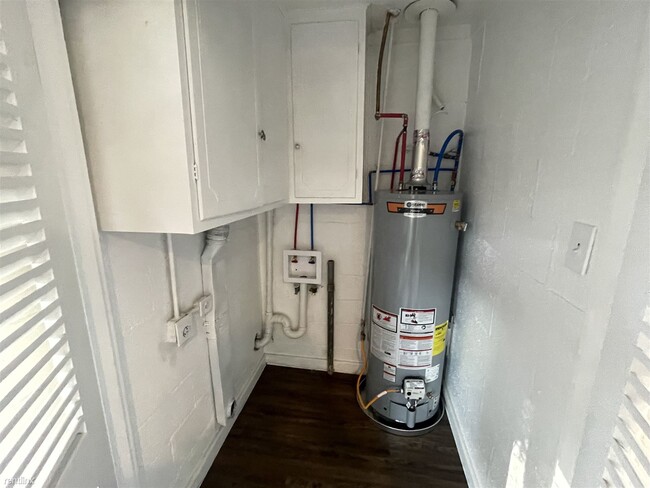 Building Photo - 3 br, 1 bath Duplex - 2233 W Oak St Apt 101