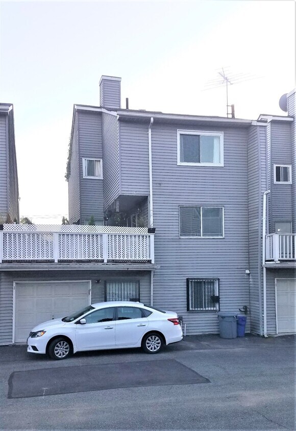 Primary Photo - 935 Goethals Rd N