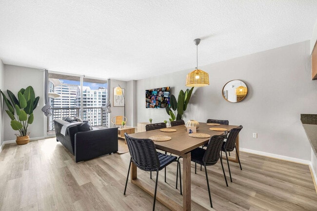 Building Photo - 1200 Brickell Bay Dr