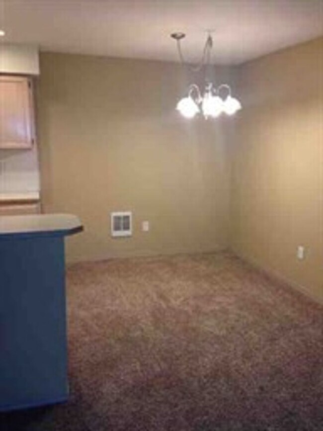 Foto del edificio - Charming 2-Bedroom Ground-Level Home in Qu...