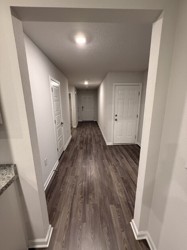 Foto del edificio - Spacious 4-Bedroom Rental in Quiet Pensaco...