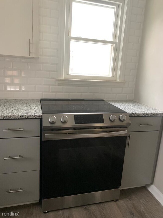Building Photo - 2 br, 1 bath House - 207 W 13 Mile Rd