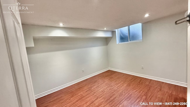 Building Photo - 747 Parkview Cres