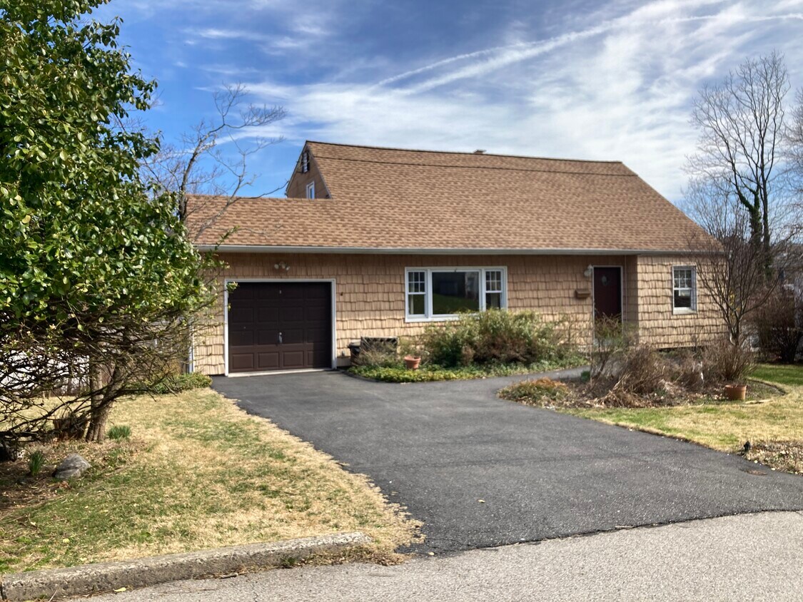 Front yard on a quiet cul-de-sac neighborhood community. - 14 Marianna Dr