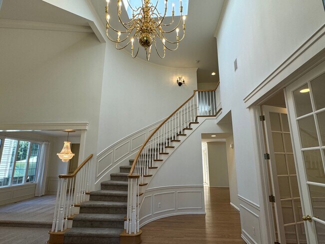 Building Photo - CLICK "REQUEST A TOUR" NOW!