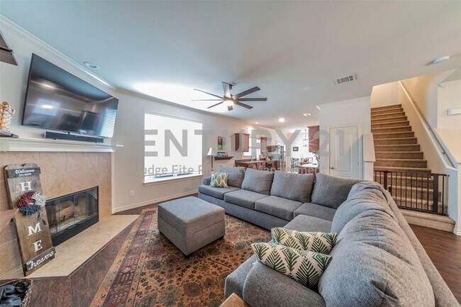 Building Photo - Meticulously Maintained 2-Story 3/2.5/2 in...