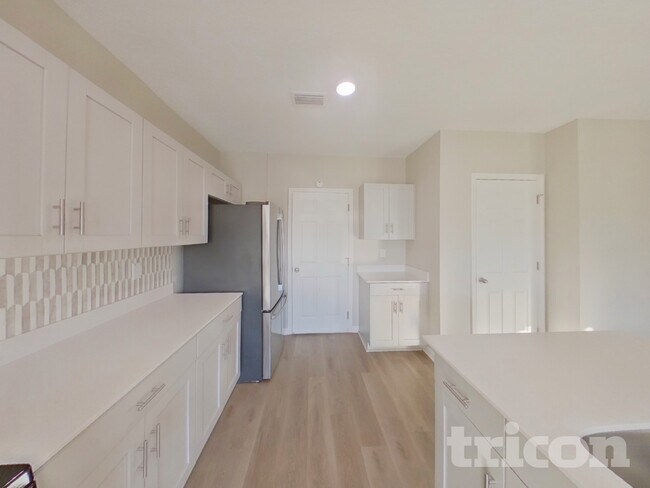 Building Photo - 5475 Summer Sunset Dr