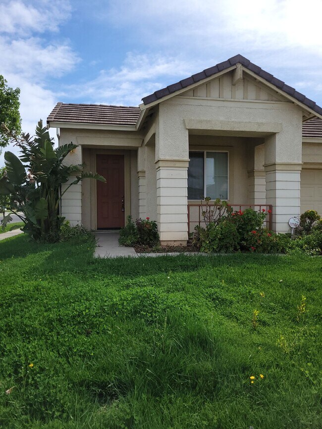 Foto del edificio - Spacious 4-Bedroom Home in Merced, CA with...
