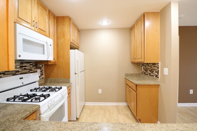 Foto del edificio - Spacious 2BD/2BA Condo with Balcony in Fou...