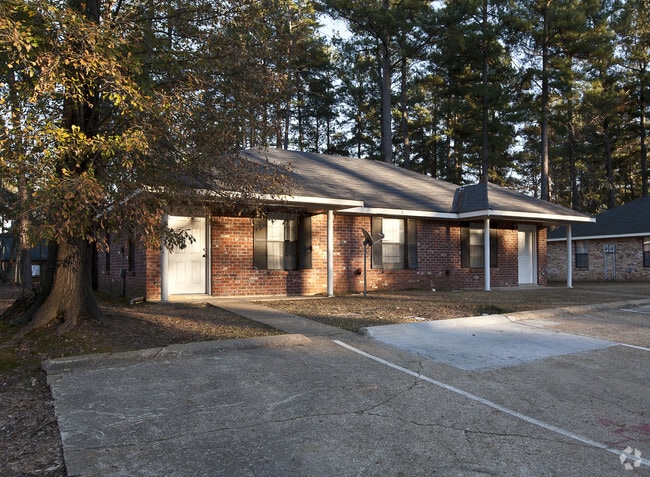 Building Photo - Grand Oaks Apartment Homes