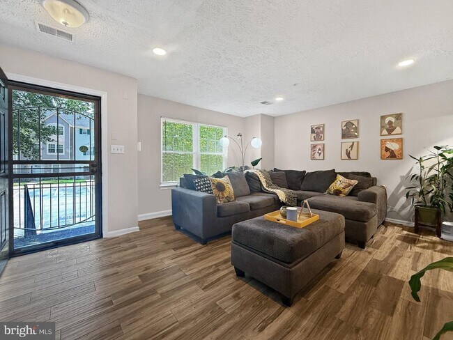 Foto del edificio - 7246 Mahogany Dr