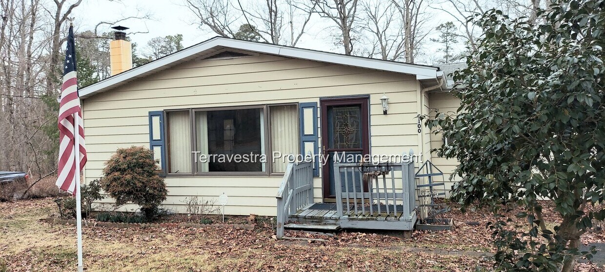 Foto principal - Single Family 2 bedroom with large yard