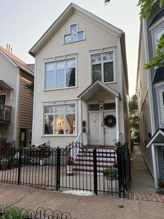 Building Photo - 3044 N Leavitt St