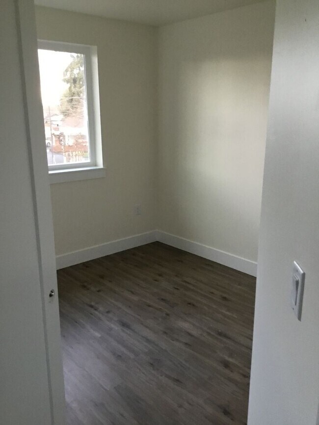 Building Photo - Beautiful townhome