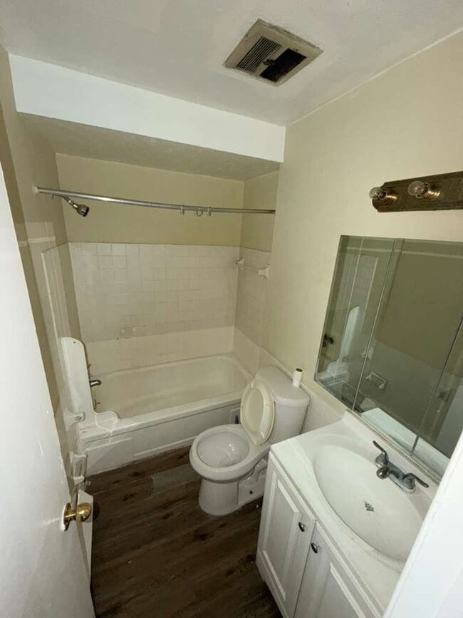 Photo - 14835 Euclid Ave Apartment