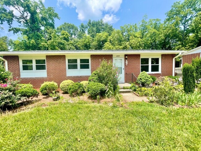 Building Photo - Beautiful 3 Bed 1.5 bath located in GSO!
