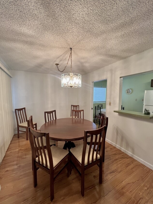 dining room, furniture optional - 1339 N Columbus Ave