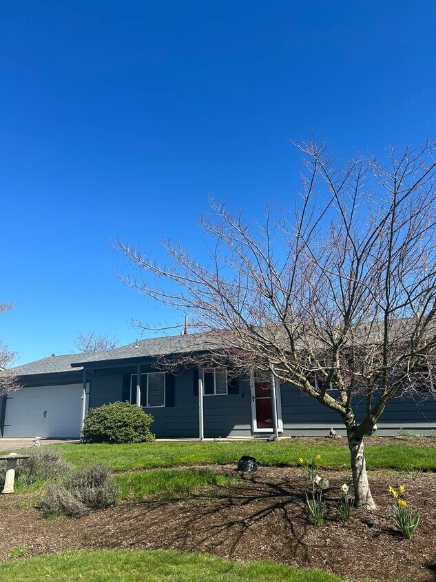 Foto del edificio - 3 BD Ranch Style Home with Garage & Large Lot