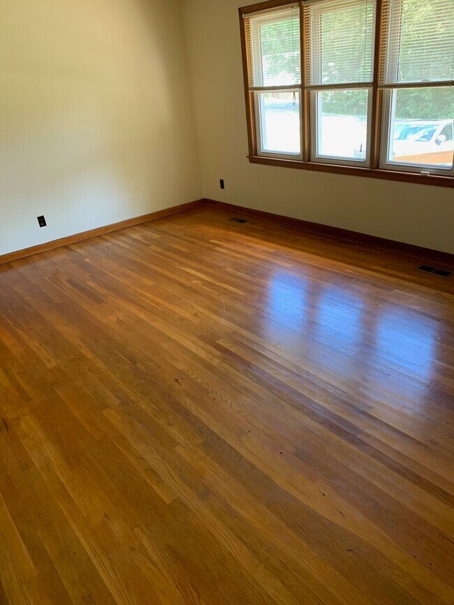 Building Photo - 3 Bedroom / 2 Bath  Piney Flats, TN
