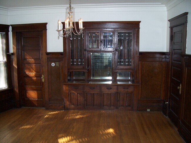 Building Photo - 1902 E Newberry Blvd