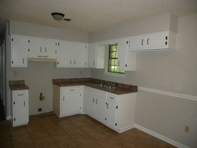 Building Photo - ****JUST REDUCED****5202 Haynes Dr Horn La...