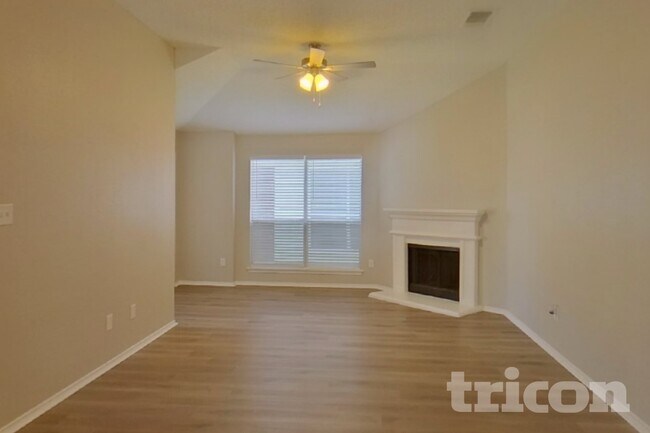Foto del edificio - 10525 Flamewood Dr