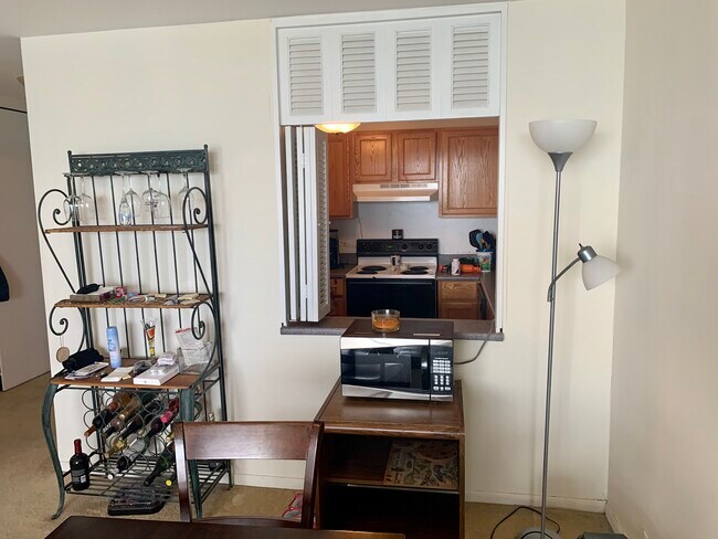 Kitchen - 5415 N Sheridan Rd