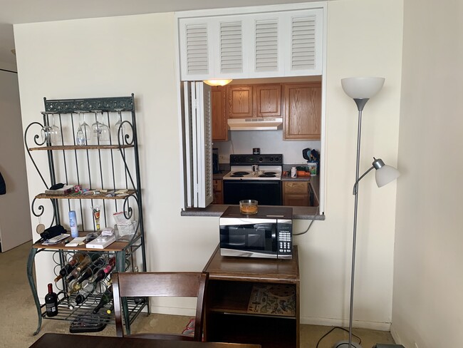 Kitchen - 5415 N Sheridan Rd