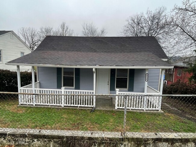 Price lowered! 2bd/1ba Renovated Home with Back Deck - Price lowered! 2bd/1ba Renovated Home with Back Deck