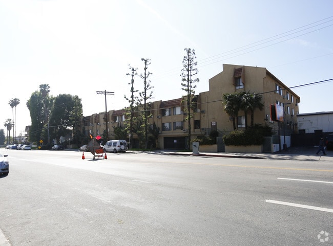 Building Photo - 7139 Hazeltine Ave