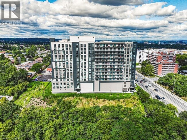 Building Photo - 870 Queenston Rd