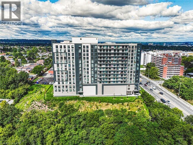 Photo du bâtiment - 870 Queenston Rd