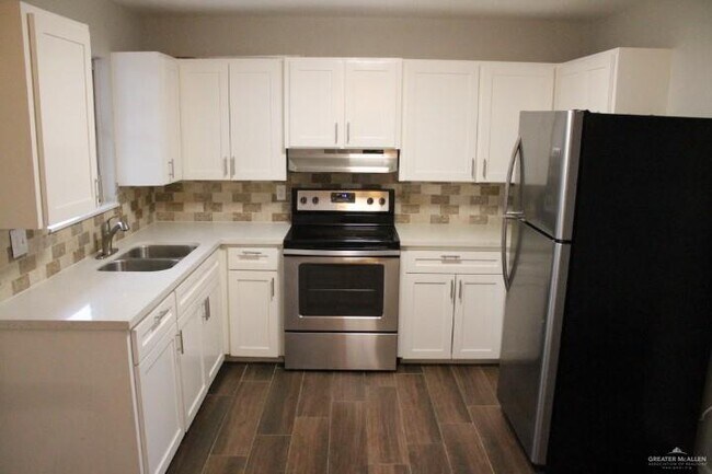 Foto del edificio - 2204 Camellia Ave