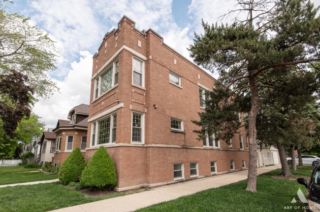 Building Photo - 3301 N Kilbourn Ave
