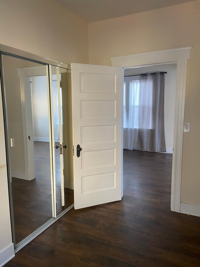 Dormitorio #1 - 2510 E 3rd St