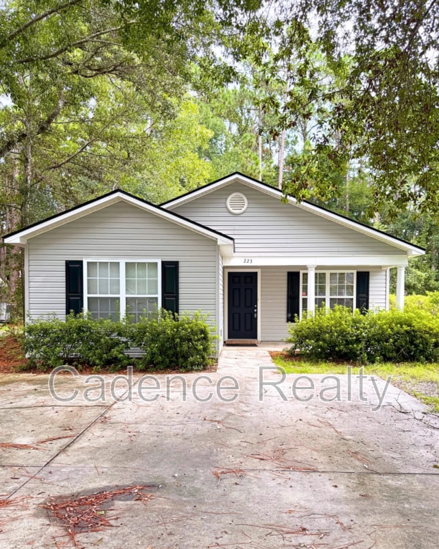 Building Photo - 223 Charter Dr